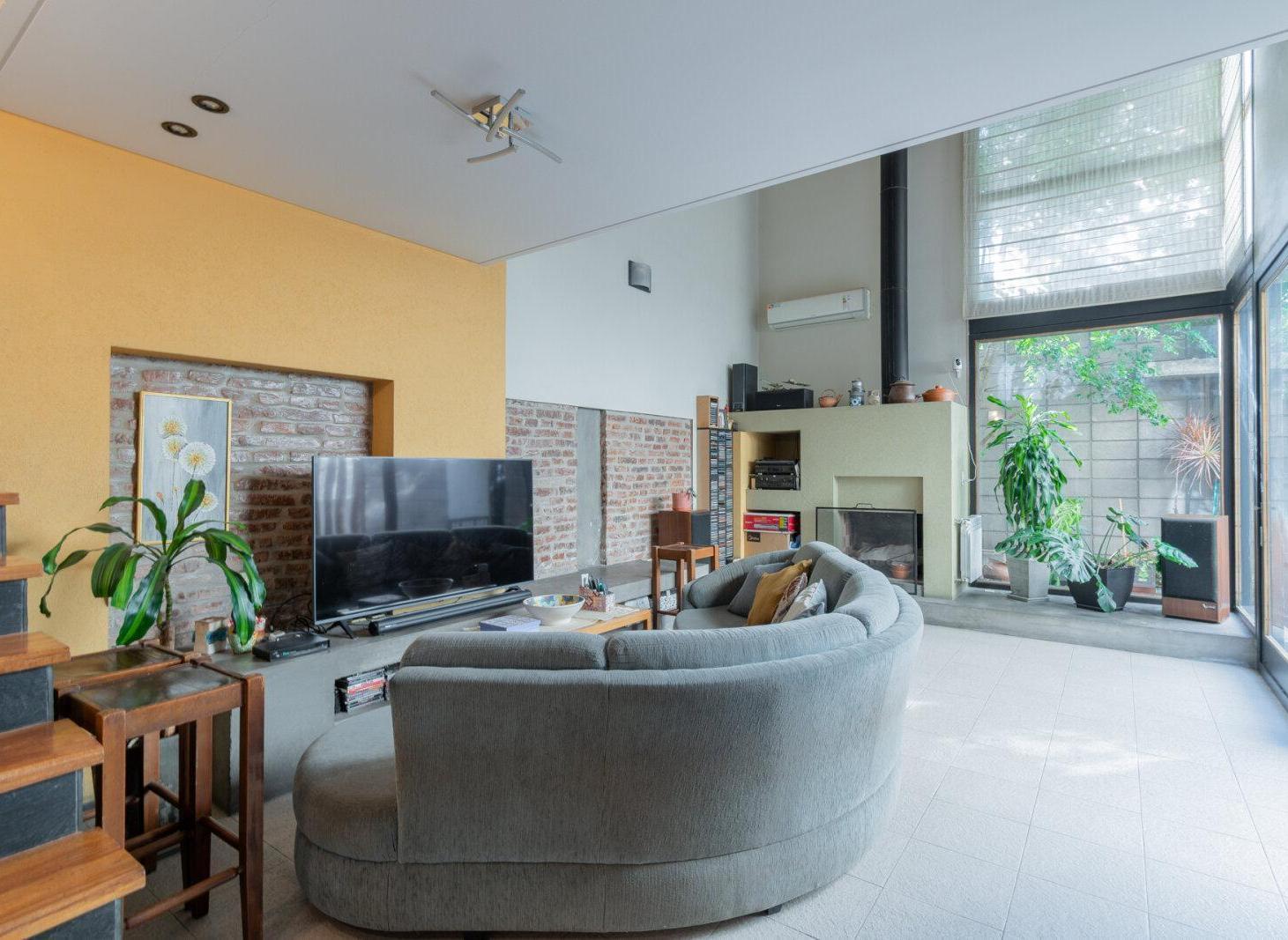 Foto de CASA MODERNA AL FRENTE + CASA A RECICLAR AL FONDO. LOTE 8 X 29. JARDIN, imagen 5
