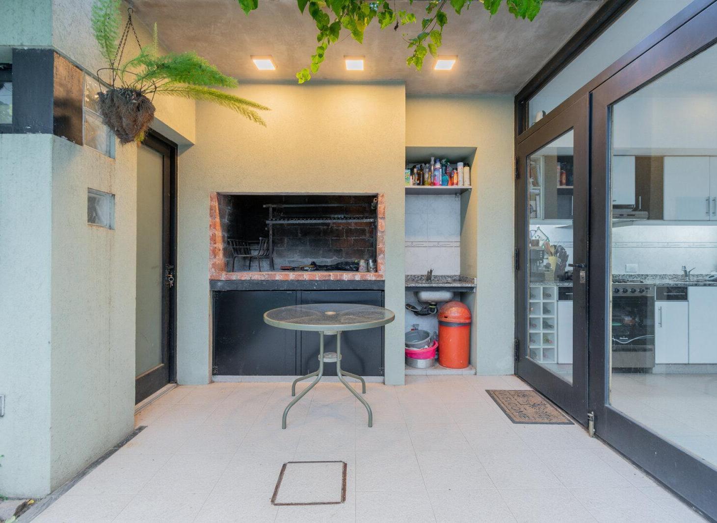 Foto de CASA MODERNA AL FRENTE + CASA A RECICLAR AL FONDO. LOTE 8 X 29. JARDIN, imagen 3