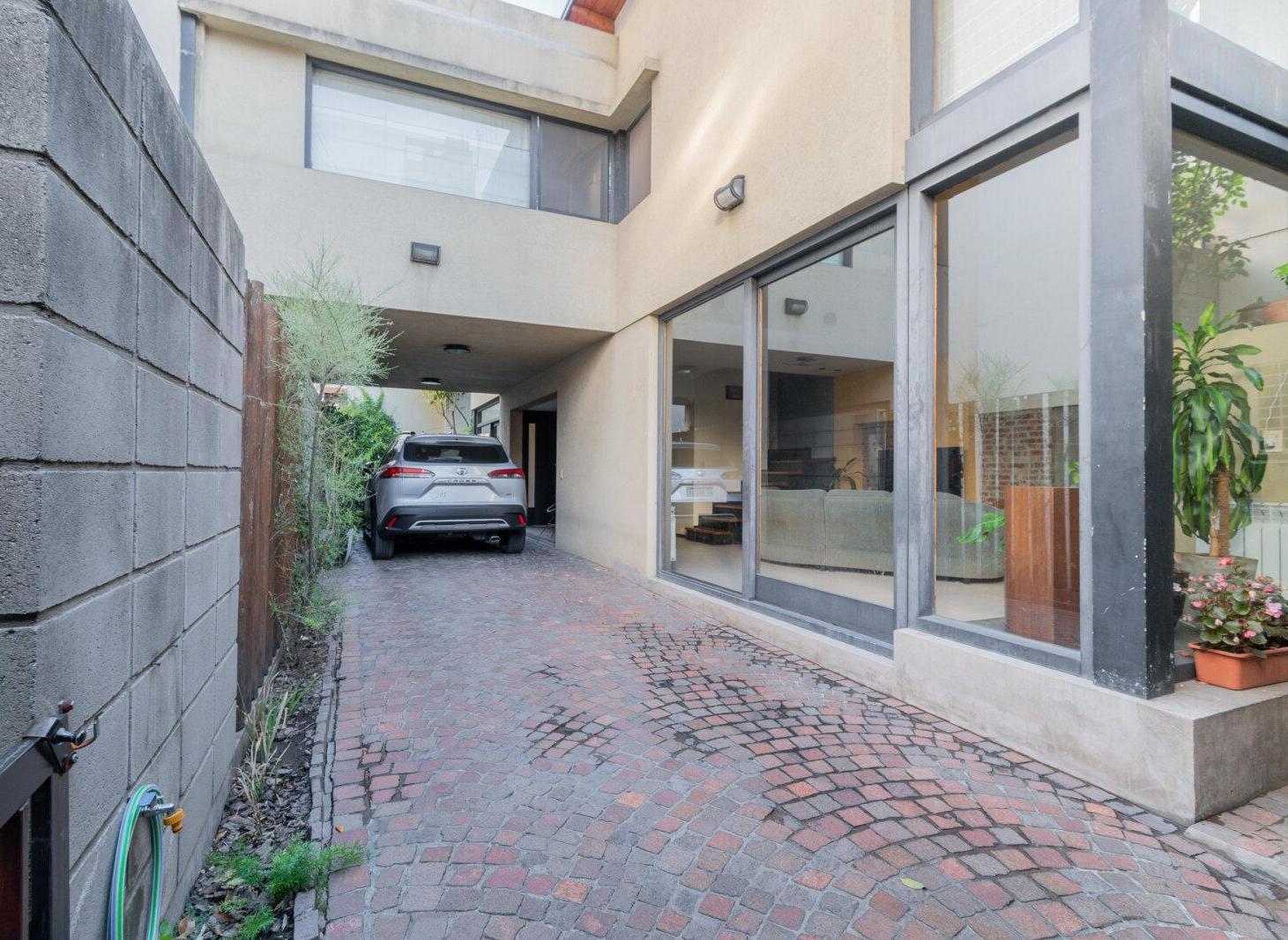 Foto de CASA MODERNA AL FRENTE + CASA A RECICLAR AL FONDO. LOTE 8 X 29. JARDIN, imagen 2