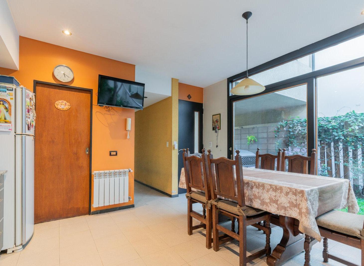 Foto de CASA MODERNA AL FRENTE + CASA A RECICLAR AL FONDO. LOTE 8 X 29. JARDIN, imagen 4