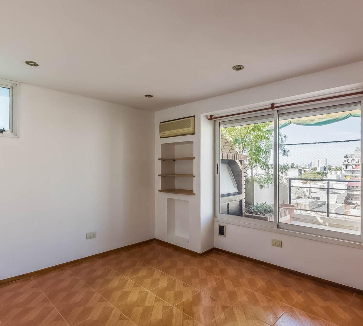 Venta Dpto 3 Ambientes Al Frente C/balcón Aterrazado y Cochera Cubierta en Monte Castro 2