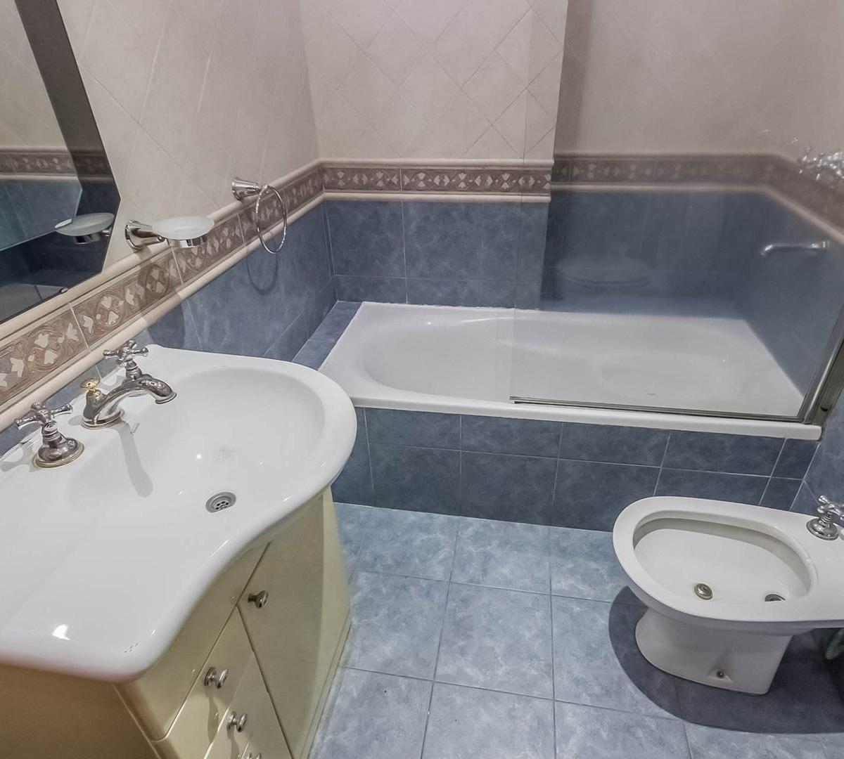 Venta Dpto 3 Ambientes Al Frente C/balcón Aterrazado y Cochera Cubierta en Monte Castro 1
