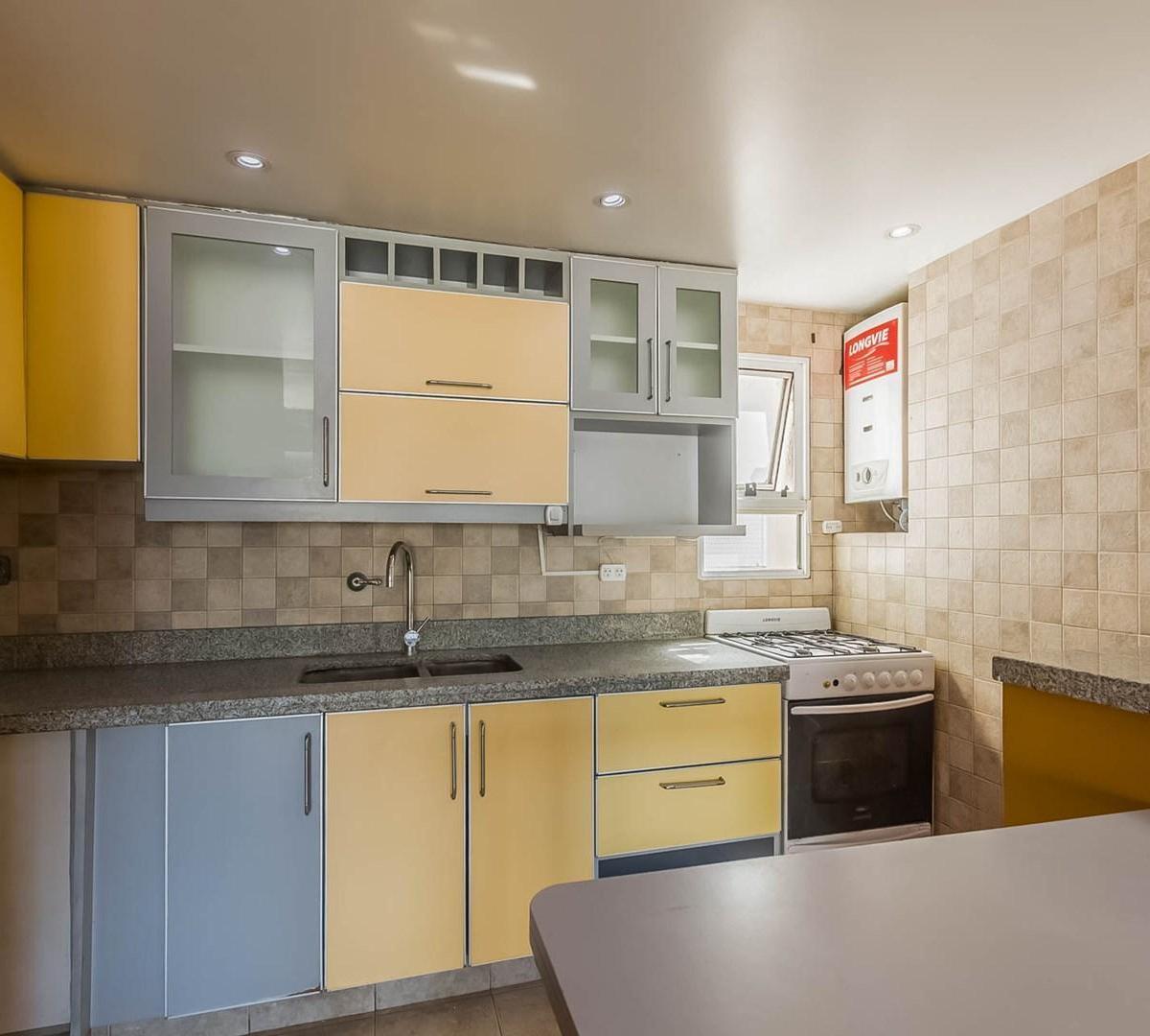 Venta Dpto 3 Ambientes Al Frente C/balcón Aterrazado y Cochera Cubierta en Monte Castro 5