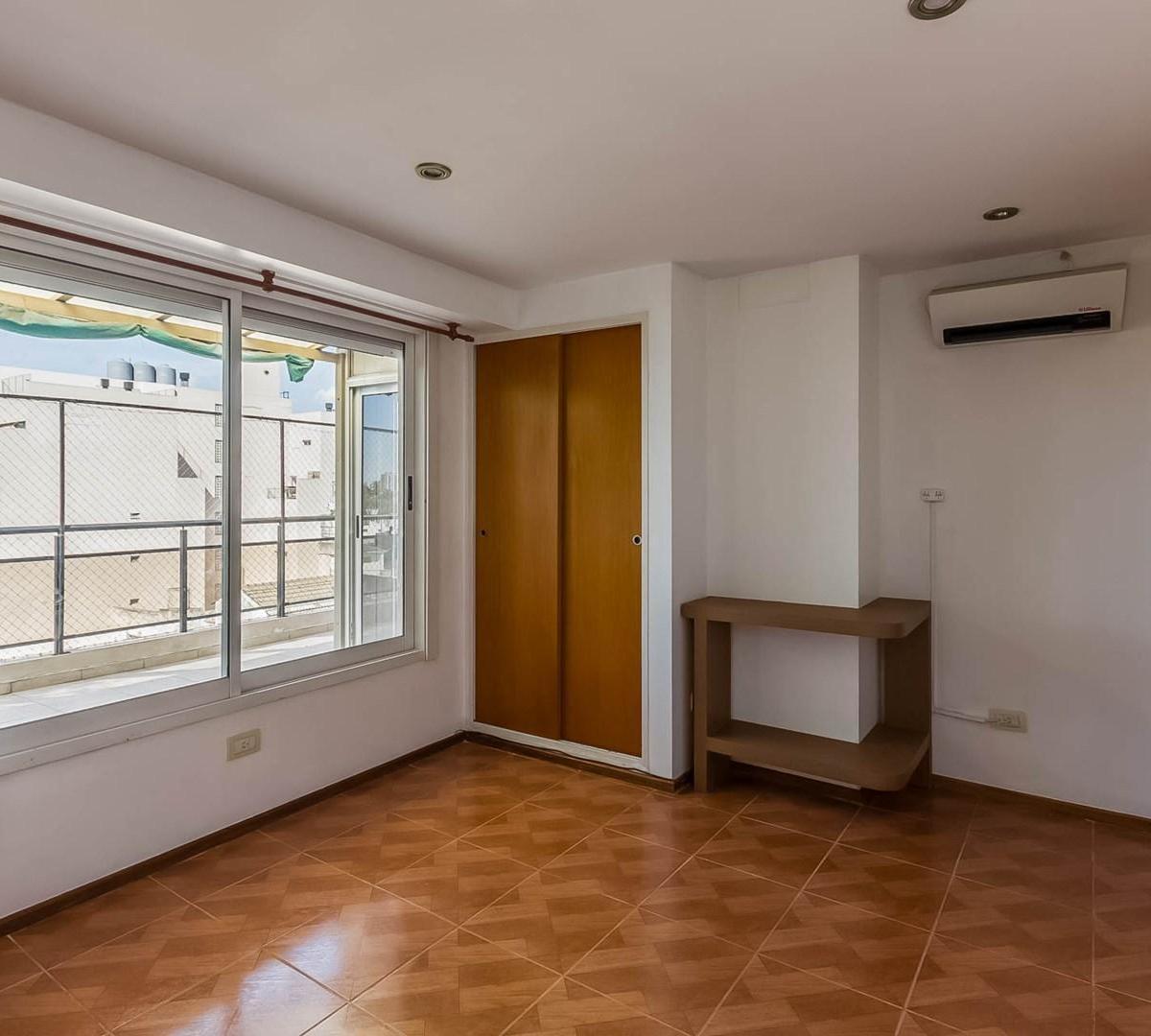 Venta Dpto 3 Ambientes Al Frente C/balcón Aterrazado y Cochera Cubierta en Monte Castro 4