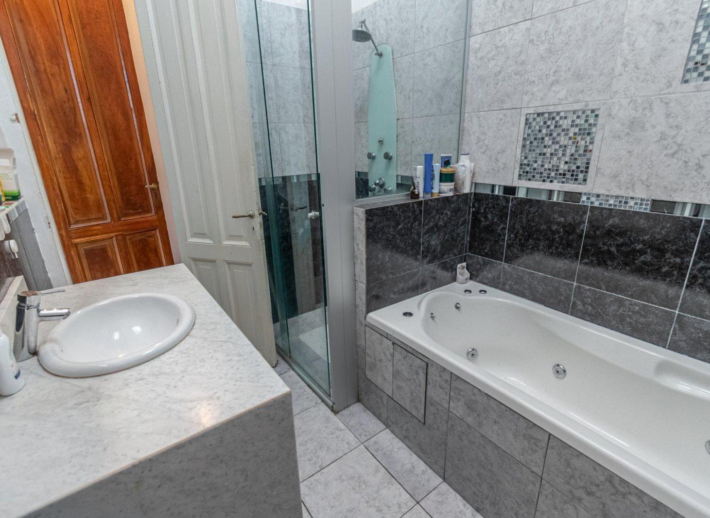 VENTA PH 5 AMBIENTES AL FRENTE, AMPLIO ESPACIO LIBRE Y QUINCHO CON PARRILLA EN CABALLITO