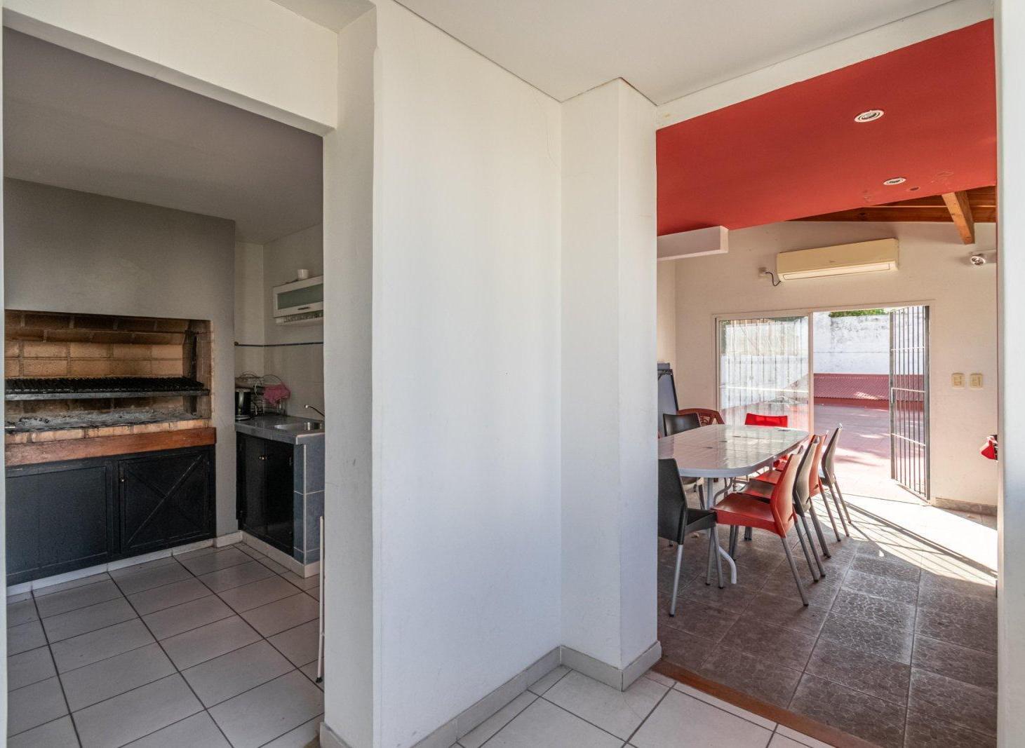 VENTA PH 5 AMBIENTES AL FRENTE, AMPLIO ESPACIO LIBRE Y QUINCHO CON PARRILLA EN CABALLITO