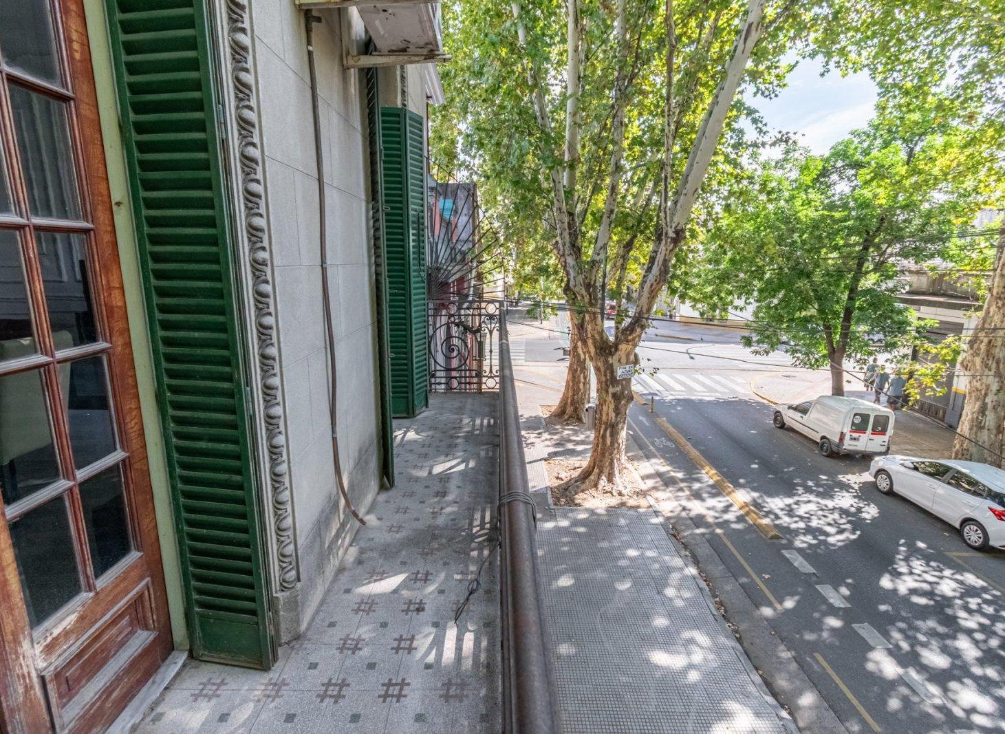 VENTA PH 5 AMBIENTES AL FRENTE, AMPLIO ESPACIO LIBRE Y QUINCHO CON PARRILLA EN CABALLITO