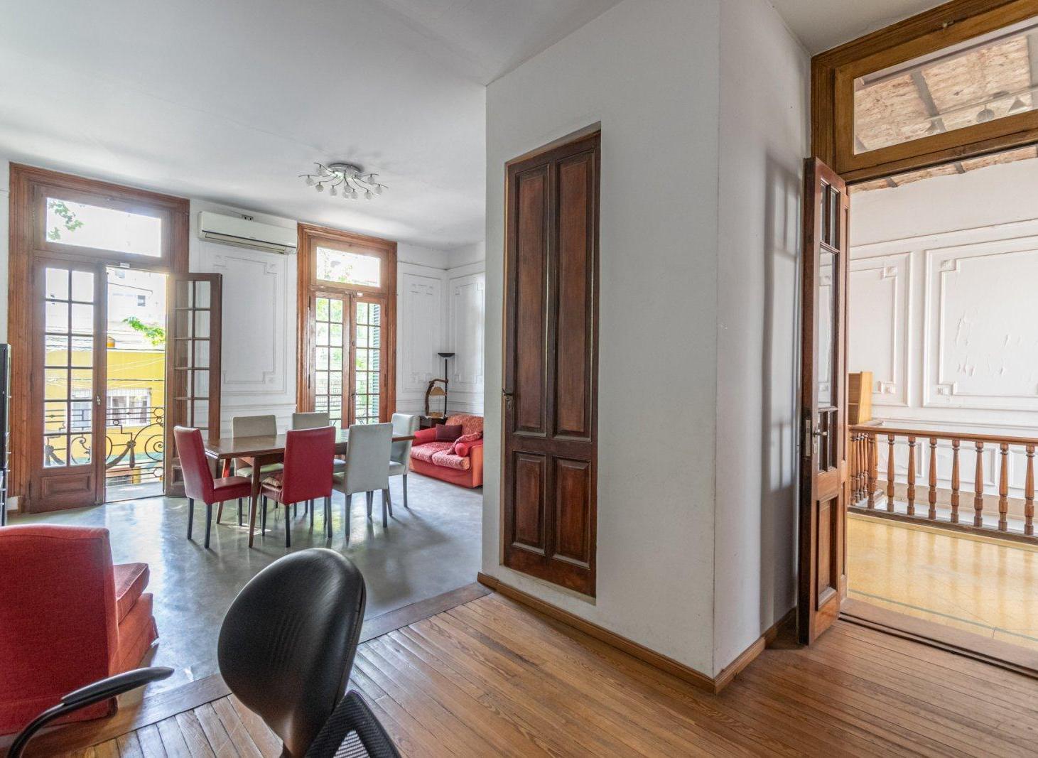 VENTA PH 5 AMBIENTES AL FRENTE, AMPLIO ESPACIO LIBRE Y QUINCHO CON PARRILLA EN CABALLITO