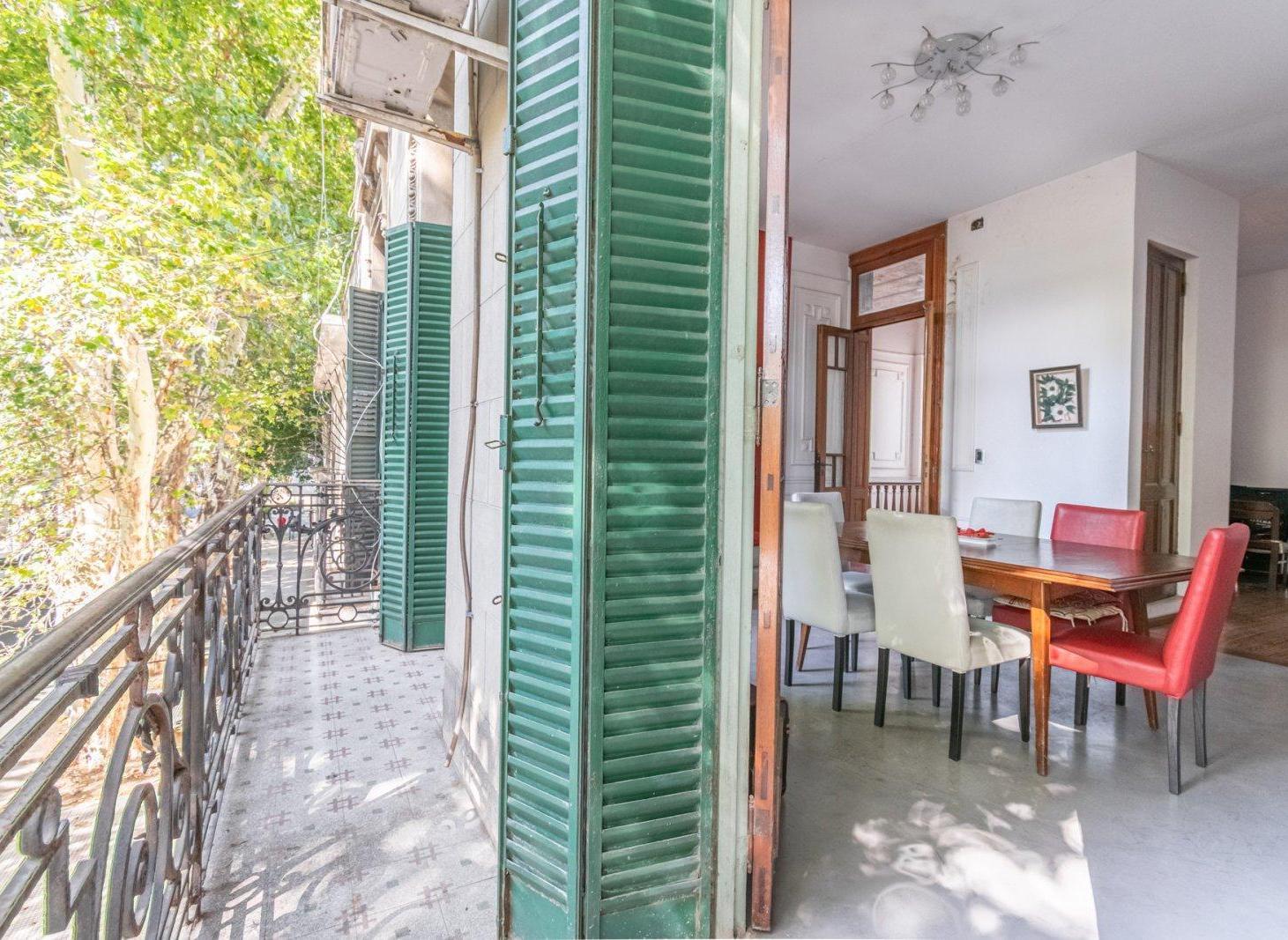 VENTA PH 5 AMBIENTES AL FRENTE, AMPLIO ESPACIO LIBRE Y QUINCHO CON PARRILLA EN CABALLITO