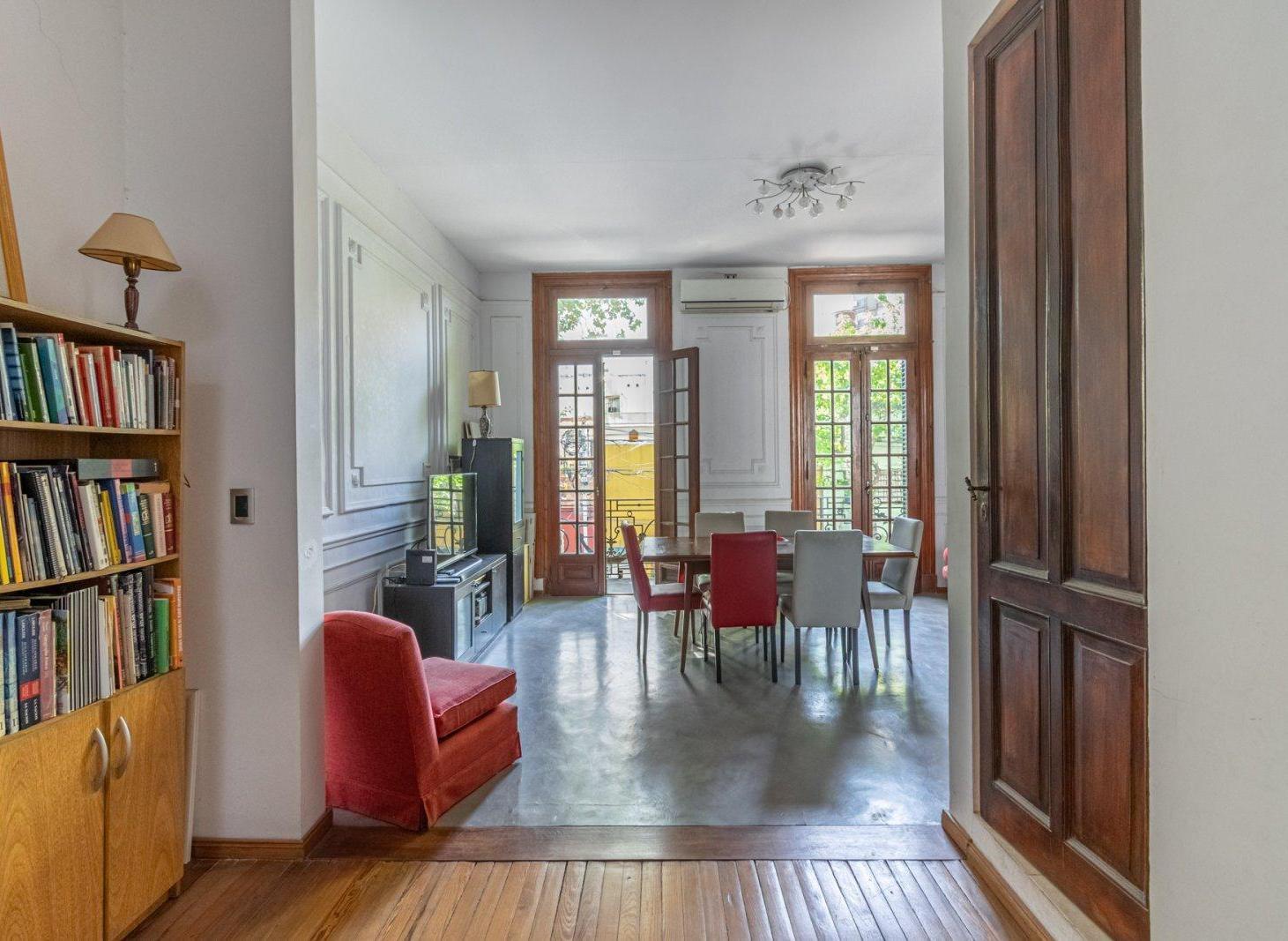 VENTA PH 5 AMBIENTES AL FRENTE, AMPLIO ESPACIO LIBRE Y QUINCHO CON PARRILLA EN CABALLITO