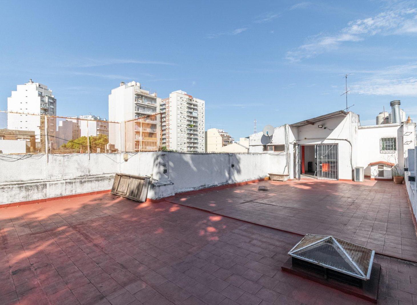 VENTA PH 5 AMBIENTES AL FRENTE, AMPLIO ESPACIO LIBRE Y QUINCHO CON PARRILLA EN CABALLITO