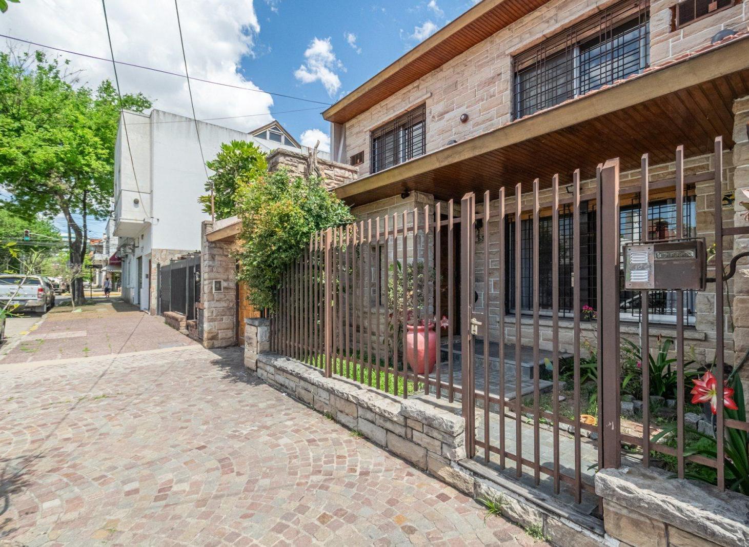 VENTA DE CASA 4 AMBIENTES, JARDIN, PATIO, PARRILLA, PILETA, QUINCHO Y COCHERA CUBIERTA FLORIDA