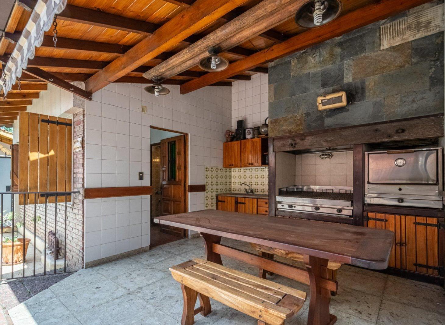 VENTA DE CASA 4 AMBIENTES, JARDIN, PATIO, PARRILLA, PILETA, QUINCHO Y COCHERA CUBIERTA FLORIDA