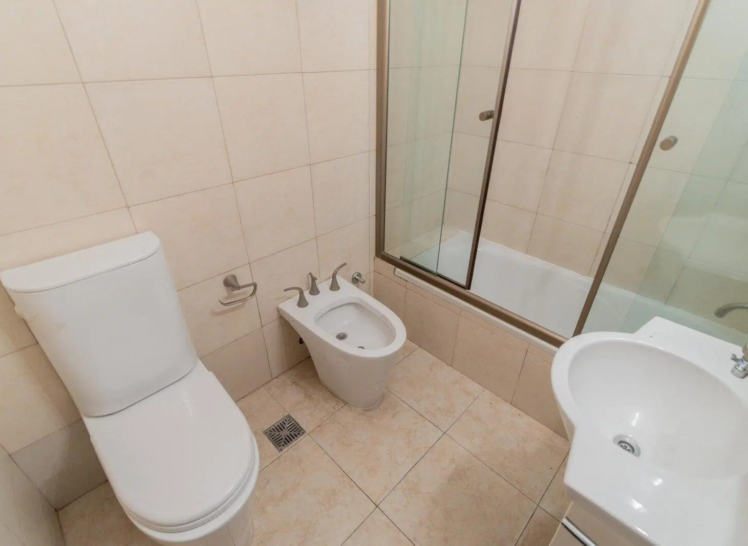 VENTA DE CASA EN 2 PLANTAS 4 AMBIENTES C/2 PATIOS EN BANFIELD ESTE 2