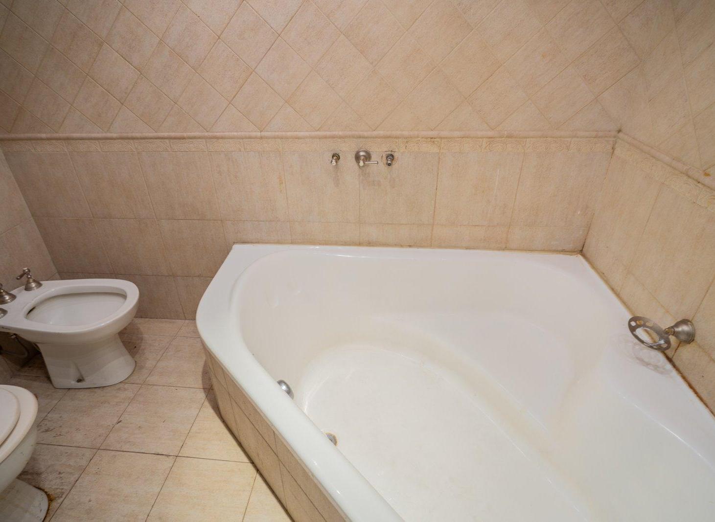 VENTA DEPTO DUPLEX TIPO LOFT DE 2 AMBIENTES A REFACCIONAR CON COCHERA Y FULL AMENITIES