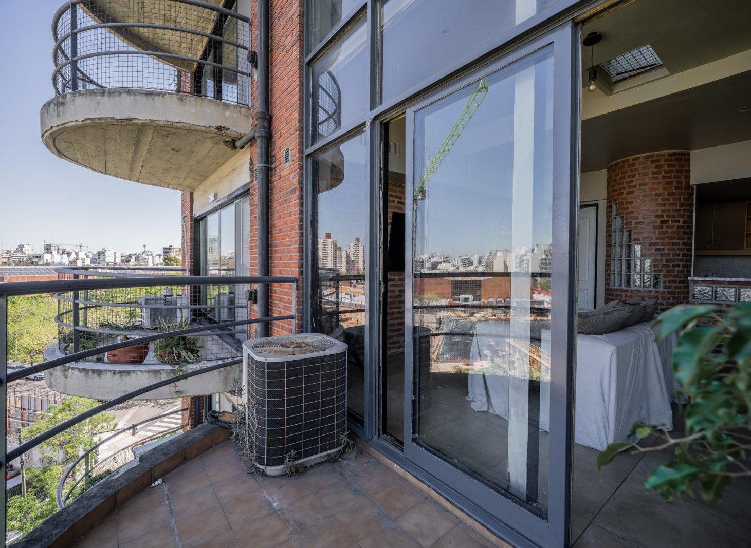 VENTA DEPTO DUPLEX TIPO LOFT DE 2 AMBIENTES A REFACCIONAR CON COCHERA Y FULL AMENITIES
