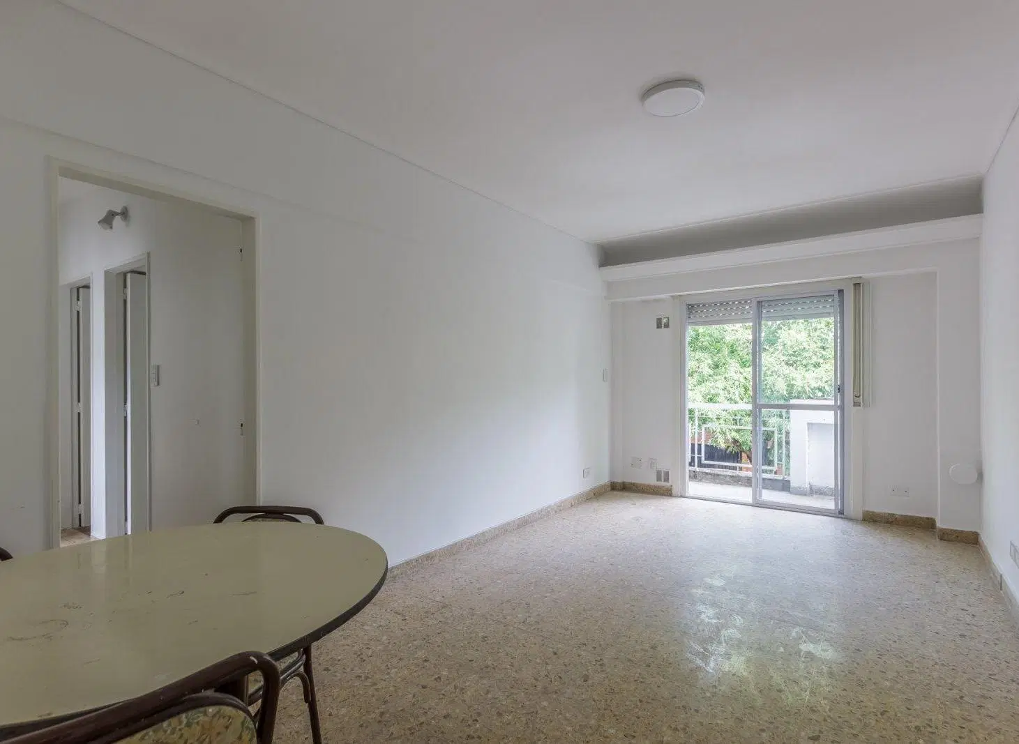 VENTA 3 AMBIENTES AL FRENTE C/COCHERA CUBIERTA Y BALCÓN DE CORRIDO EN MONTE CASTRO 5