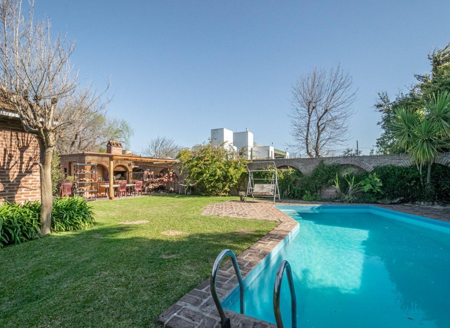 Foto de VENTA CASA UNA PLANTA 5 AMB, CON JARDÍN, PILETA, QUINCHO Y COCHERA EN, imagen 5