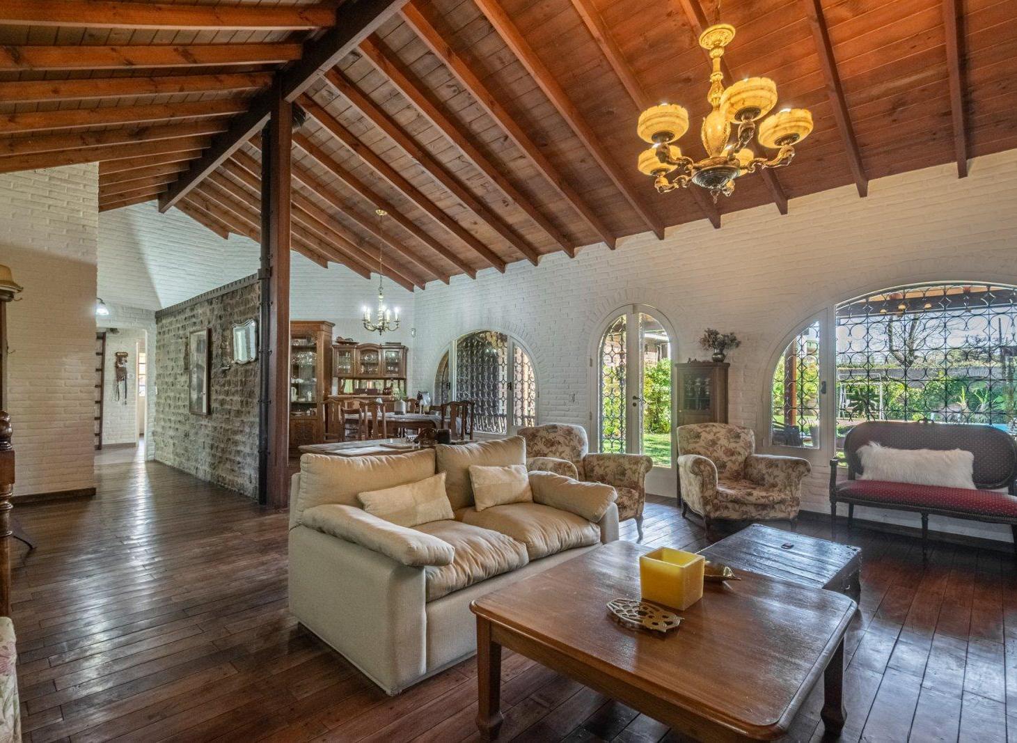 Foto de VENTA CASA UNA PLANTA 5 AMB, CON JARDÍN, PILETA, QUINCHO Y COCHERA EN, imagen 2