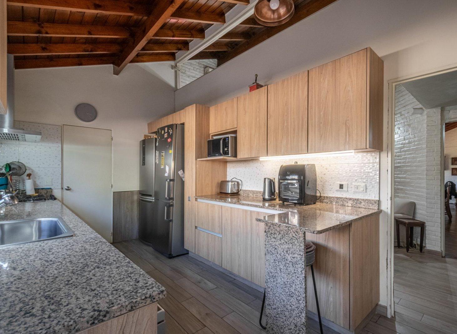 Foto de VENTA CASA UNA PLANTA 5 AMB, CON JARDÍN, PILETA, QUINCHO Y COCHERA EN, imagen 3