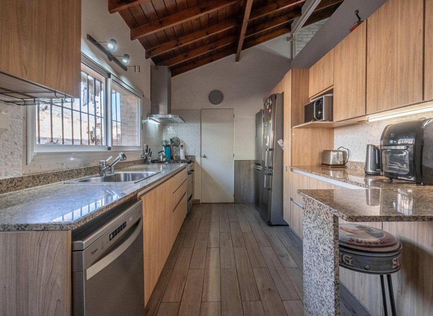 Foto de VENTA CASA UNA PLANTA 5 AMB, CON JARDÍN, PILETA, QUINCHO Y COCHERA EN, imagen 1