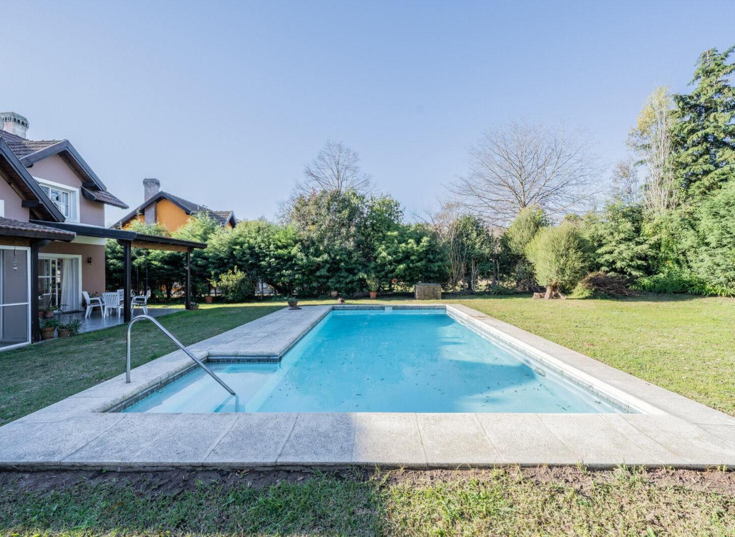 Foto de VENTA CASA 4 AMBIENTES C/PISCINA, PARQUE, QUINCHO Y COCHERA EN, imagen 3