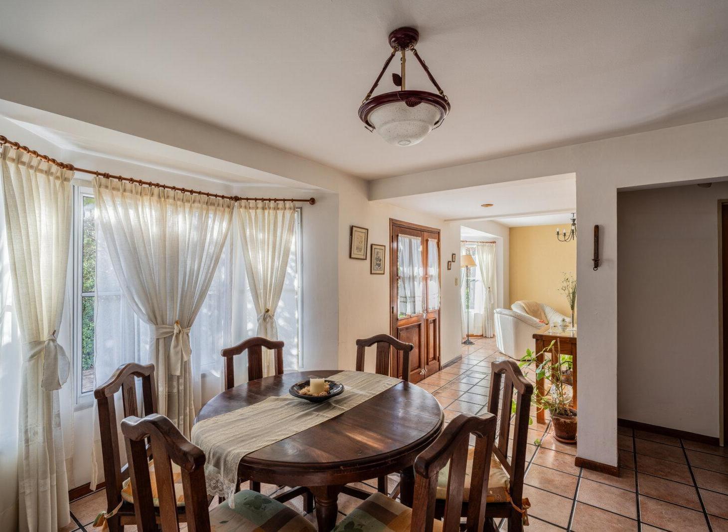Foto de VENTA CASA 4 AMBIENTES C/PISCINA, PARQUE, QUINCHO Y COCHERA EN, imagen 5