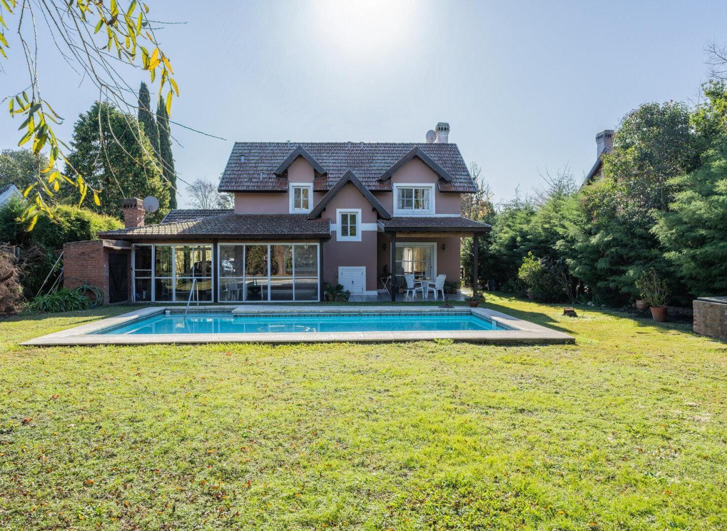 Foto de VENTA CASA 4 AMBIENTES C/PISCINA, PARQUE, QUINCHO Y COCHERA EN, imagen 2