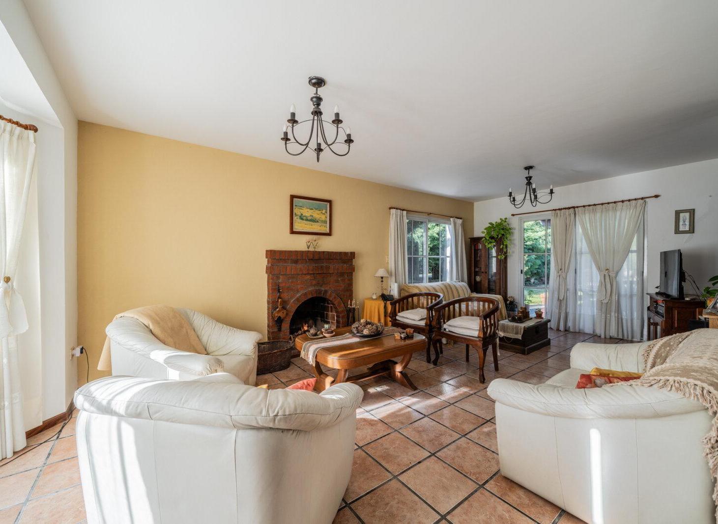 Foto de VENTA CASA 4 AMBIENTES C/PISCINA, PARQUE, QUINCHO Y COCHERA EN, imagen 1