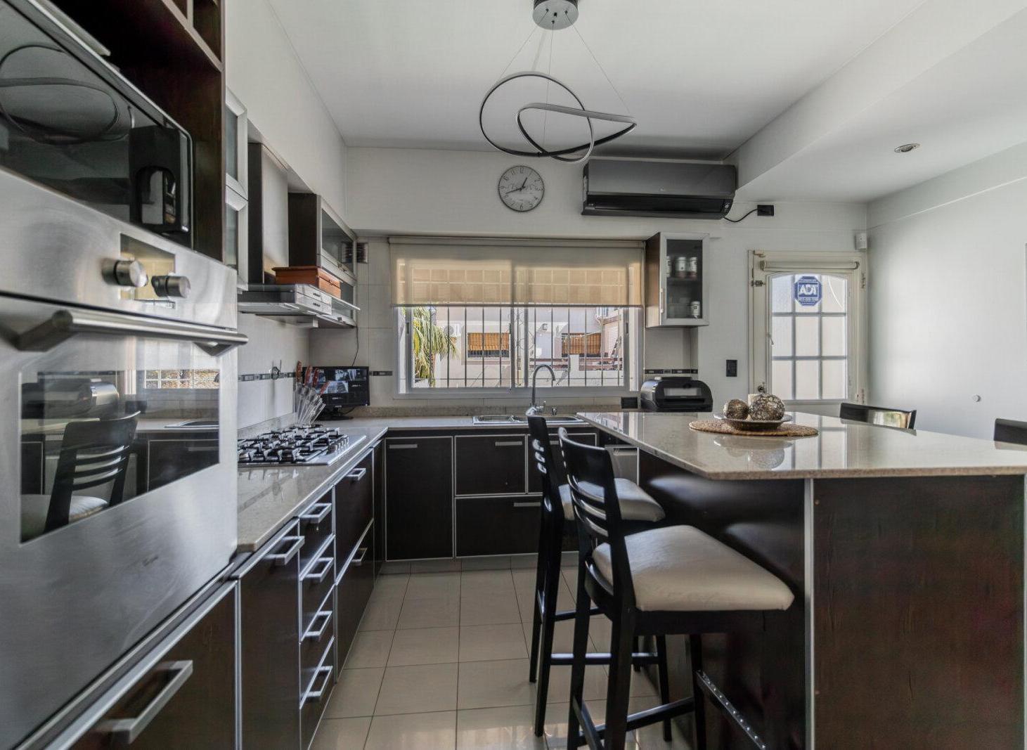 Foto de VENTA DE PH TRIPLEX 4 AMBIENTES C/PATIO Y PILETA, BALCÓN COCHERA, imagen 2