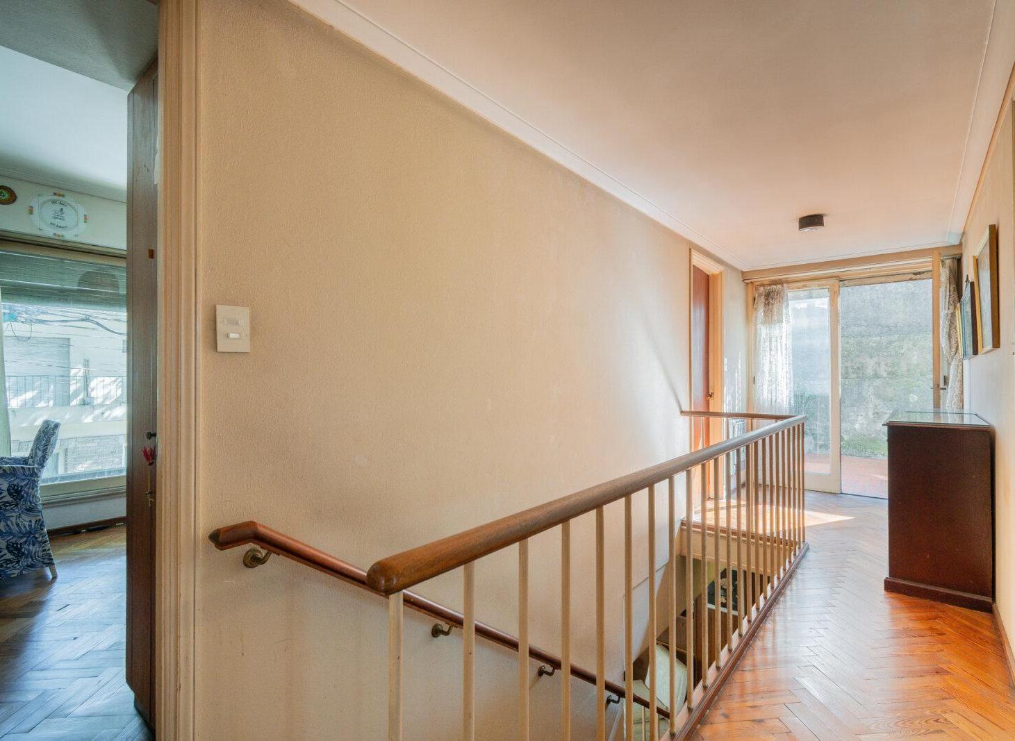 Foto de VENTA DE CASA DE 4 AMBIENTES C/TERRAZA, JARDIN Y COCHERA CUBIERTA EN, imagen 5