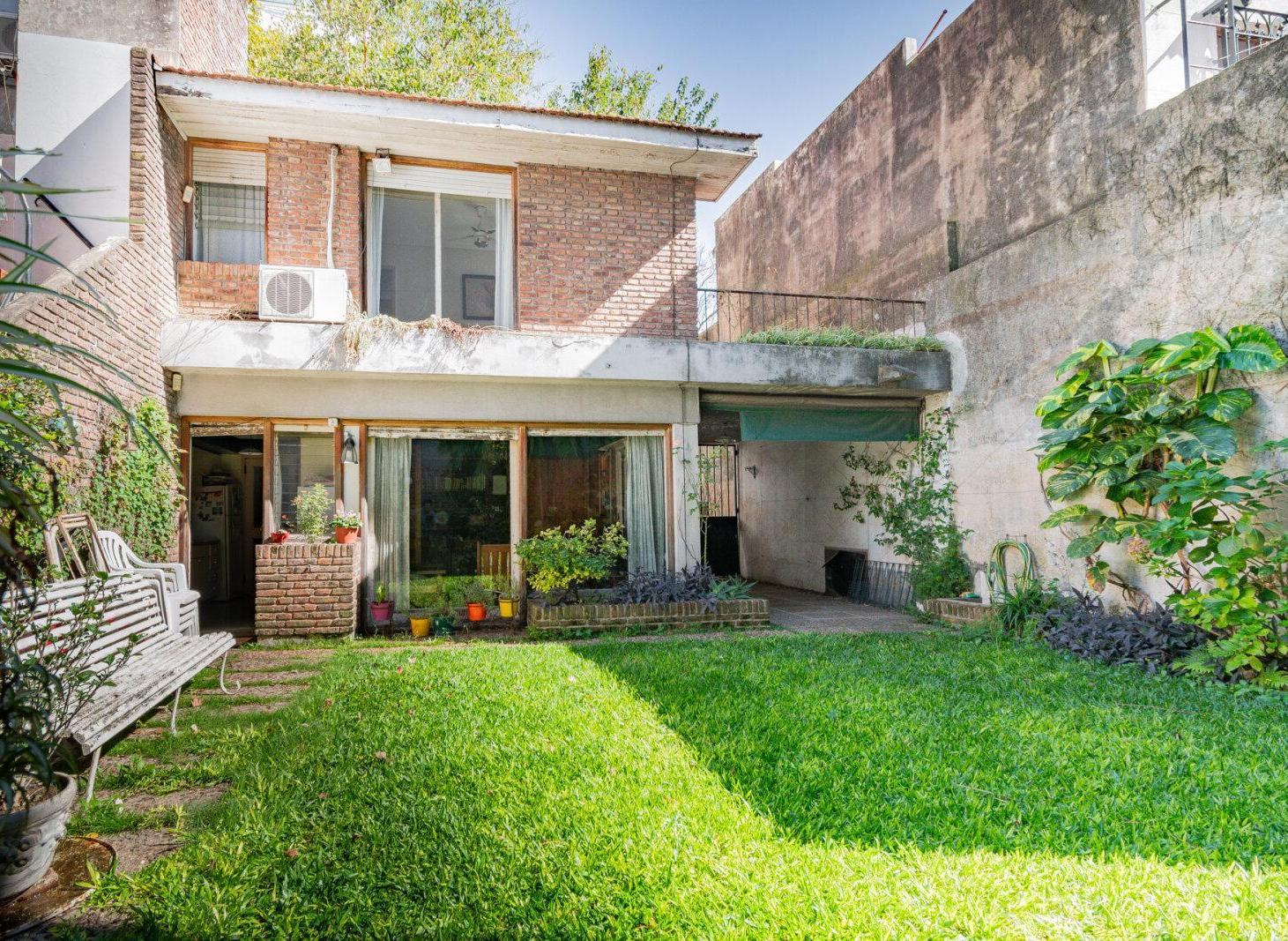 Foto de VENTA DE CASA DE 4 AMBIENTES C/TERRAZA, JARDIN Y COCHERA CUBIERTA EN, imagen 2