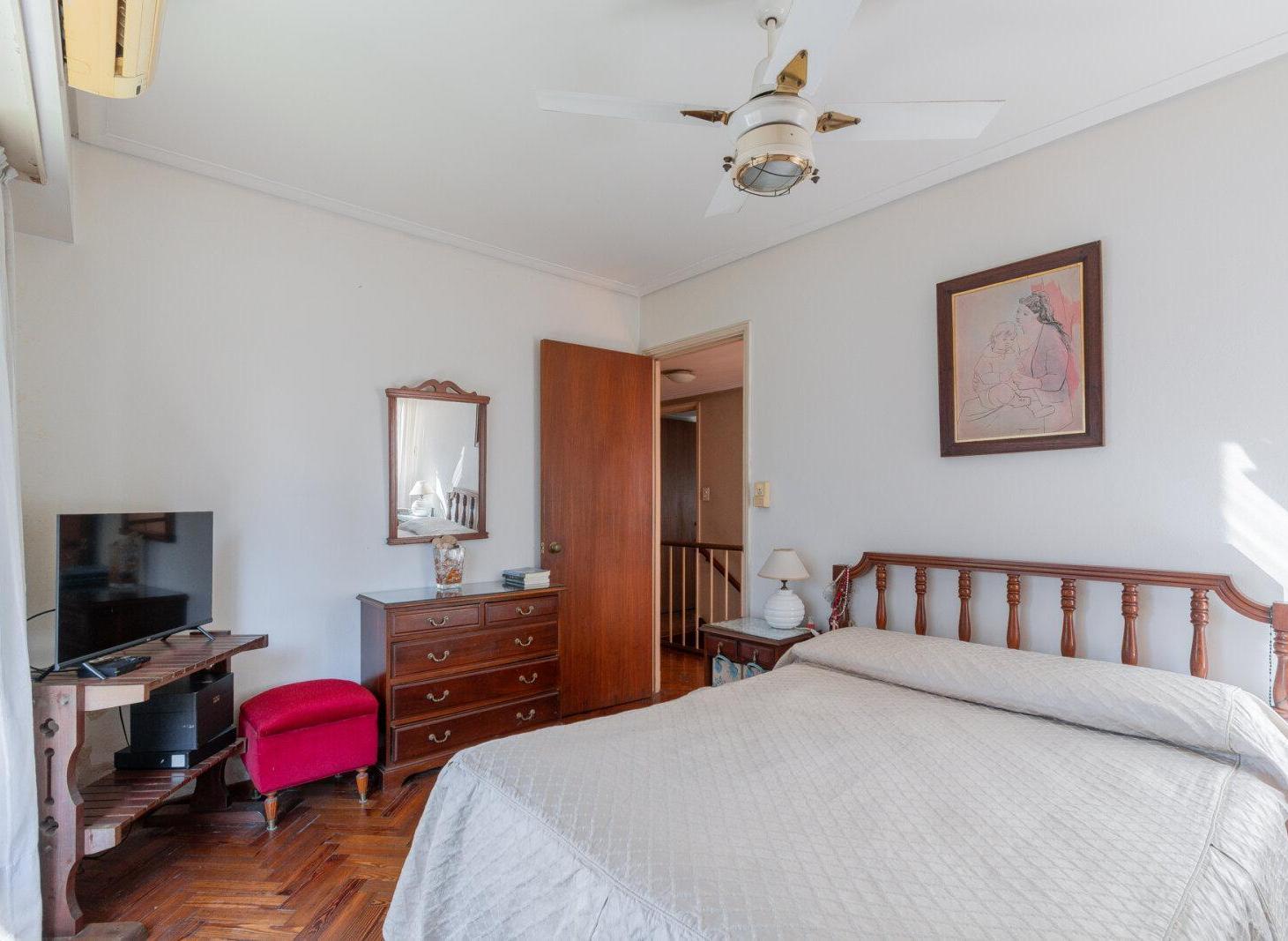 Foto de VENTA DE CASA DE 4 AMBIENTES C/TERRAZA, JARDIN Y COCHERA CUBIERTA EN, imagen 3