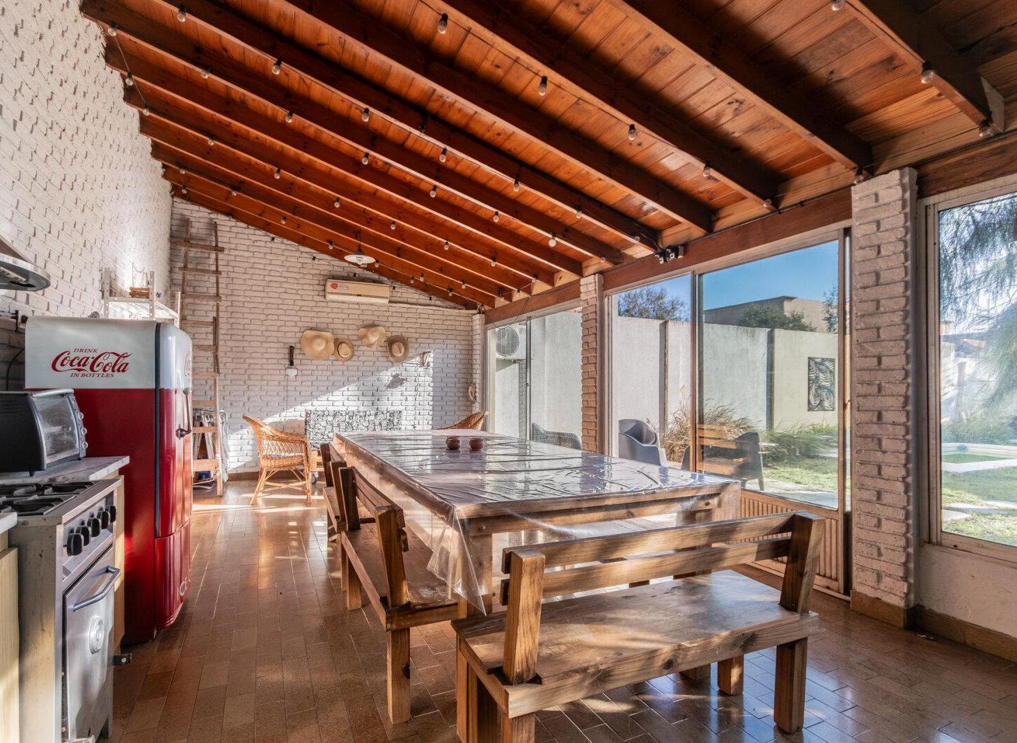 Foto de VENTA DE CASA 5 AMBIENTES C/COCHERA, PARQUE, PISCINA Y QUINCHO EN, imagen 4