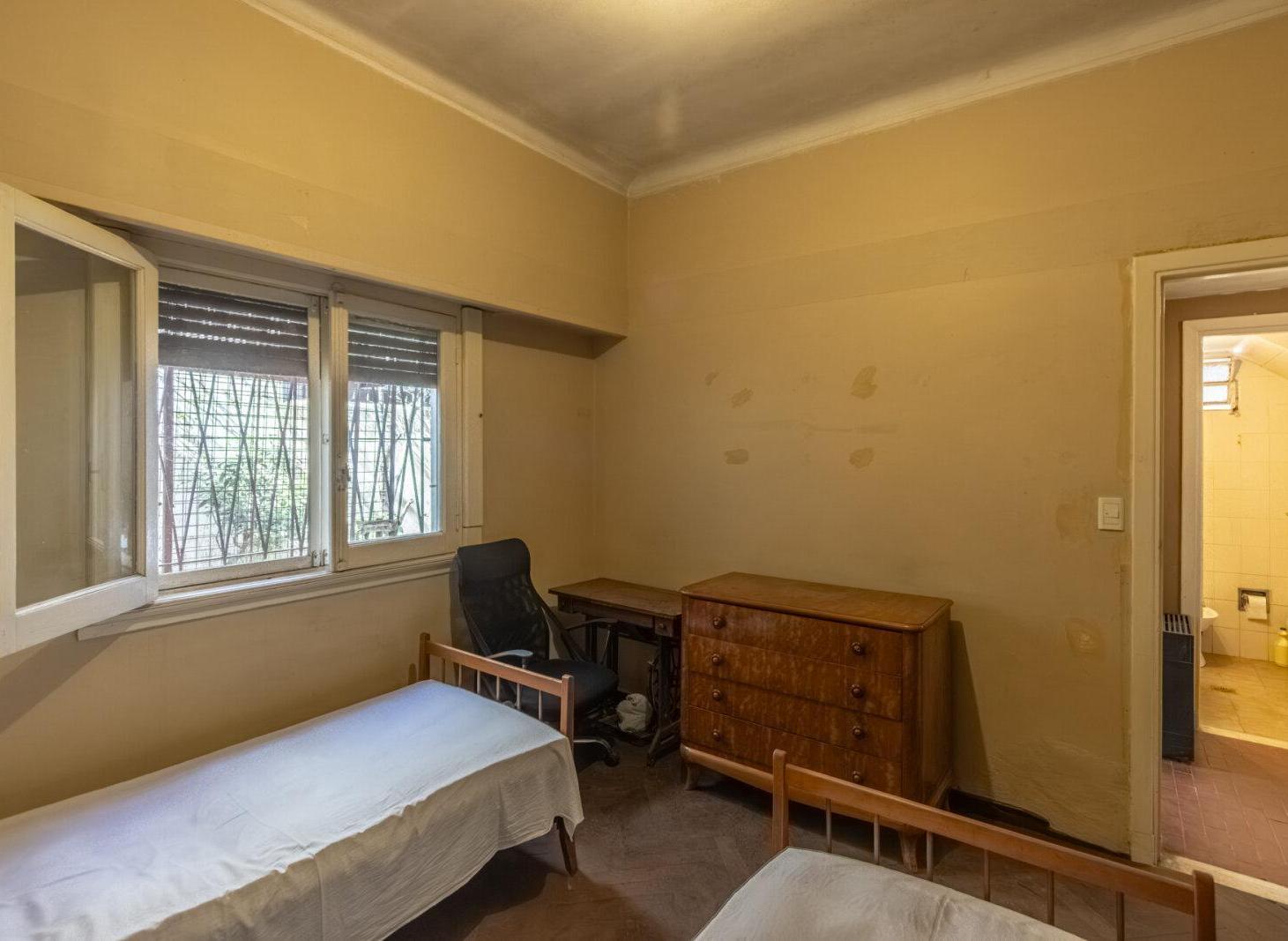 Foto de VENTA DE PH AL FRENTE 5 AMB 2 PLANTAS A REFACCIONAR C/PATIO,TERRAZA Y, imagen 3