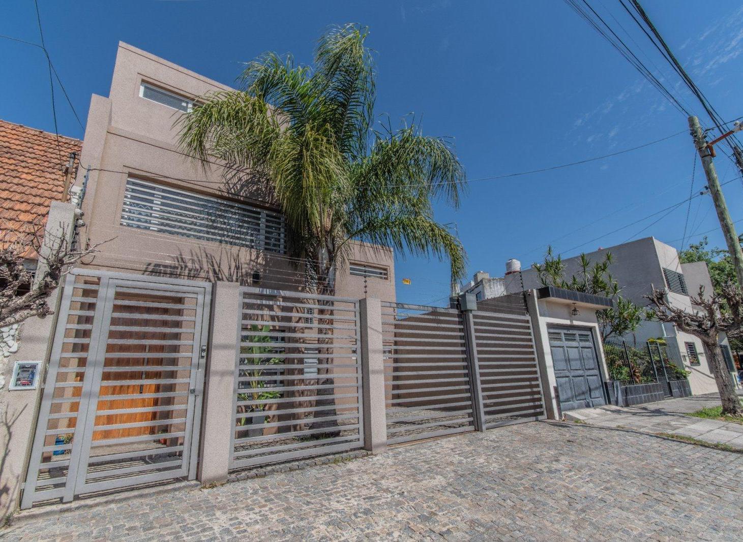 Foto de VENTA CASA 6 AMBIENTES CON COCHERA, PATIO Y PISCINA CLIMATIZADA EN, imagen 2