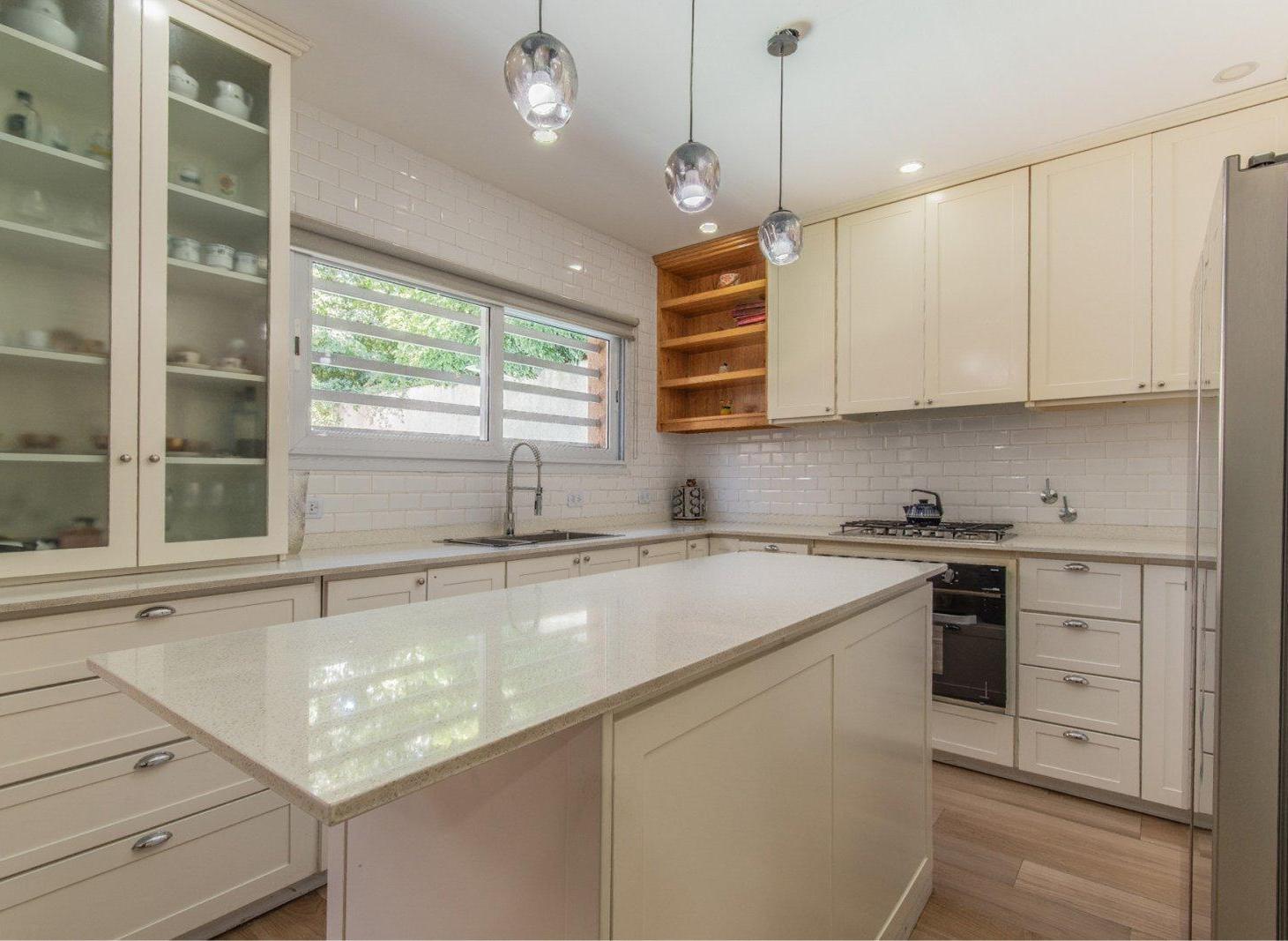 Foto de VENTA CASA 6 AMBIENTES CON COCHERA, PATIO Y PISCINA CLIMATIZADA EN, imagen 4