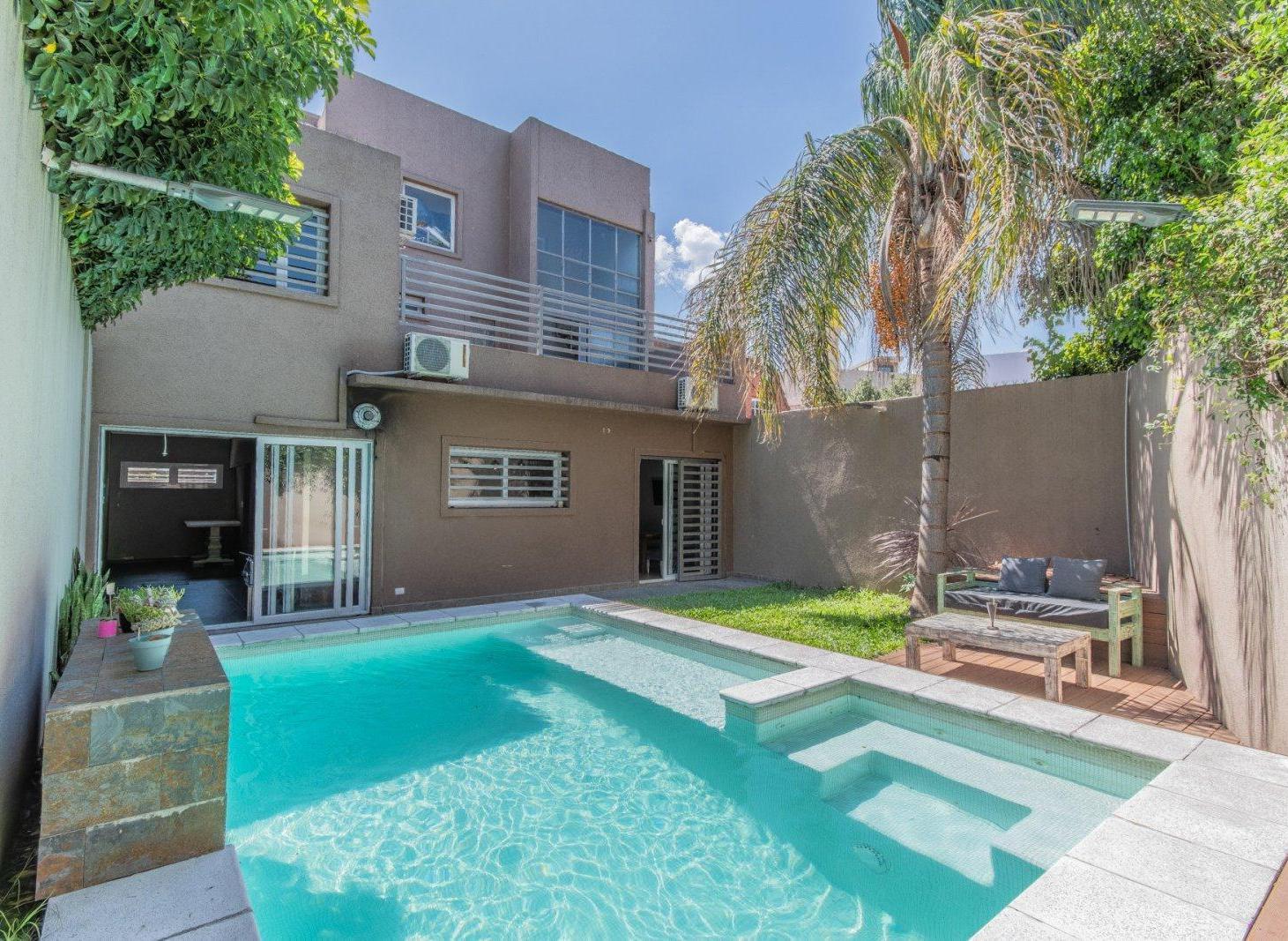 Foto de VENTA CASA 6 AMBIENTES CON COCHERA, PATIO Y PISCINA CLIMATIZADA EN, imagen 1