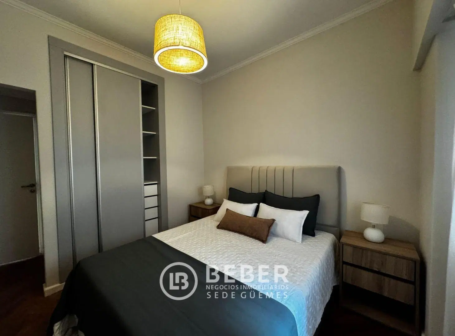En venta tres ambientes al frente con ventanal, Guemes 4