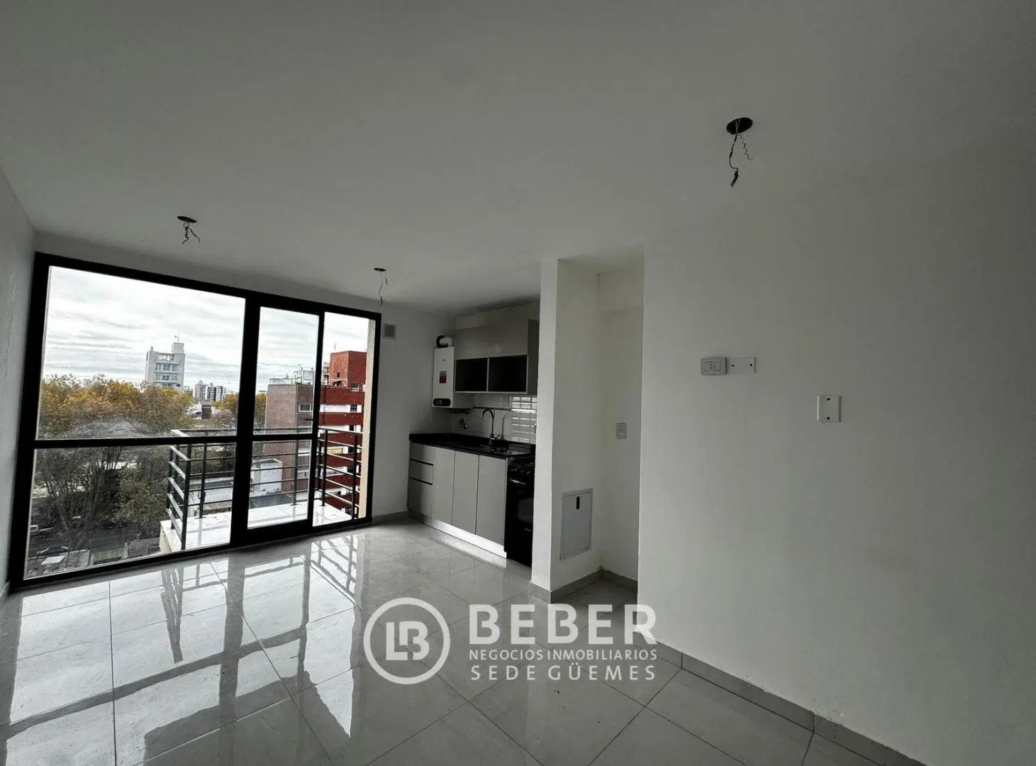 En venta dos ambientes con balcon, cochera y baulera, La Perla 1