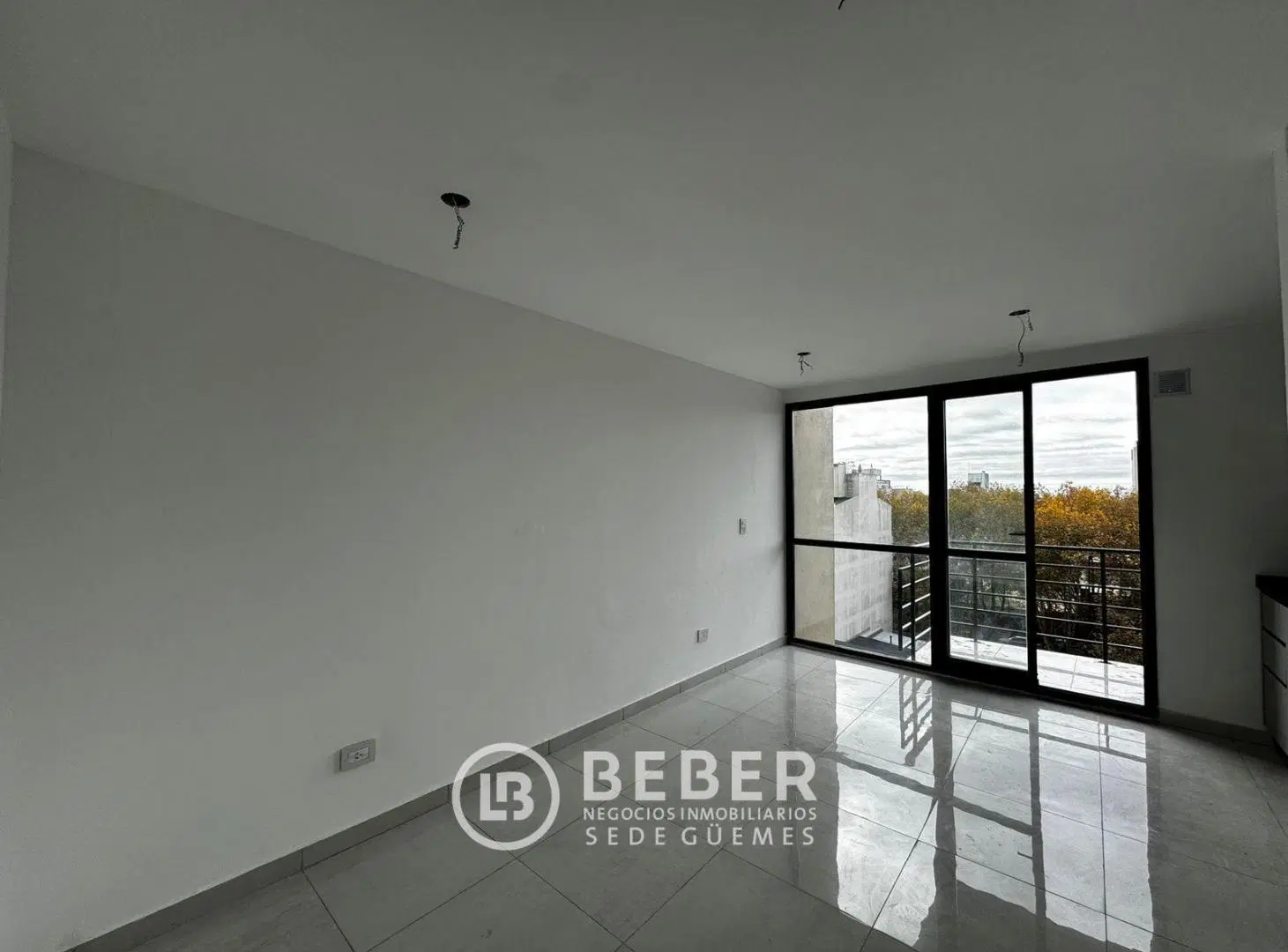 En venta dos ambientes con balcon, cochera y baulera, La Perla 4