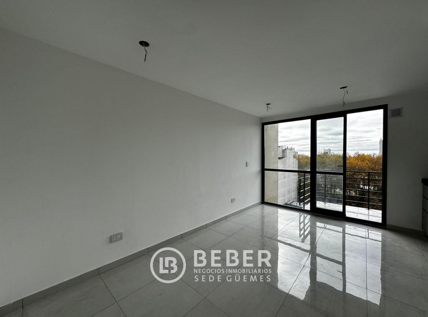 En venta dos ambientes con balcon, cochera y baulera, La Perla