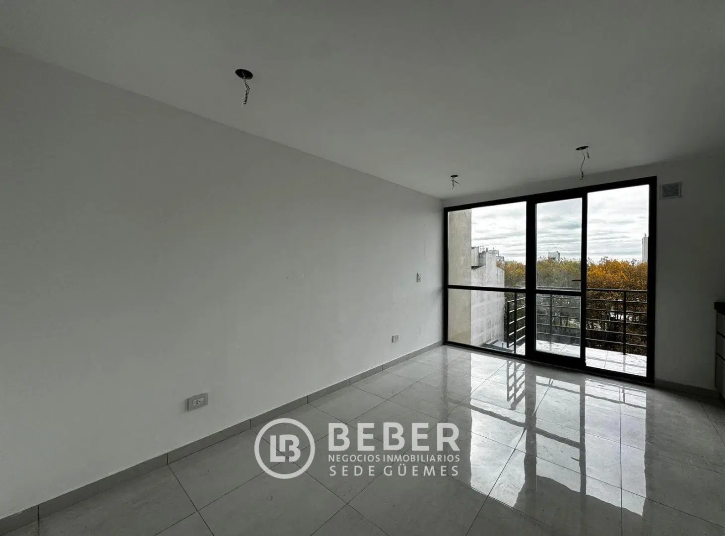 En venta dos ambientes con balcon, cochera y baulera, La Perla 5