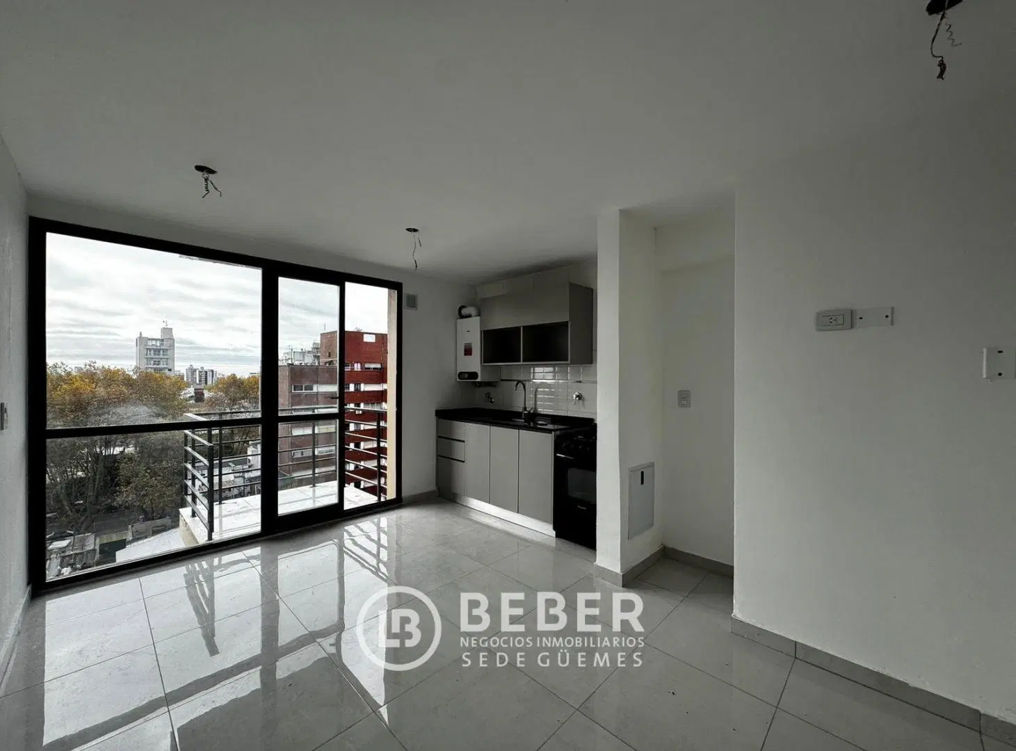 En venta dos ambientes con balcon, cochera y baulera, La Perla 3