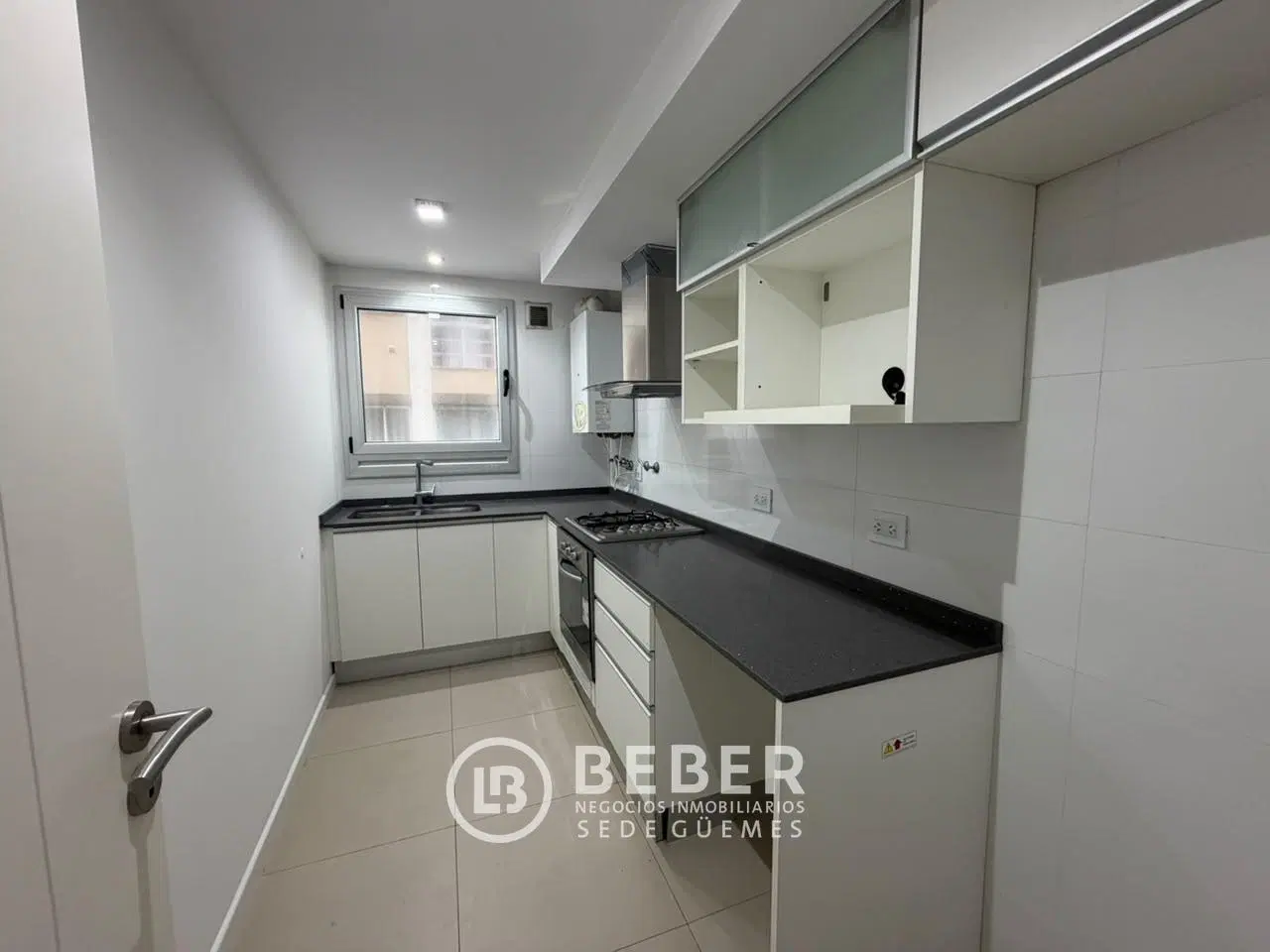En venta tres ambientes al frente con balcon saliente, Guemes 4