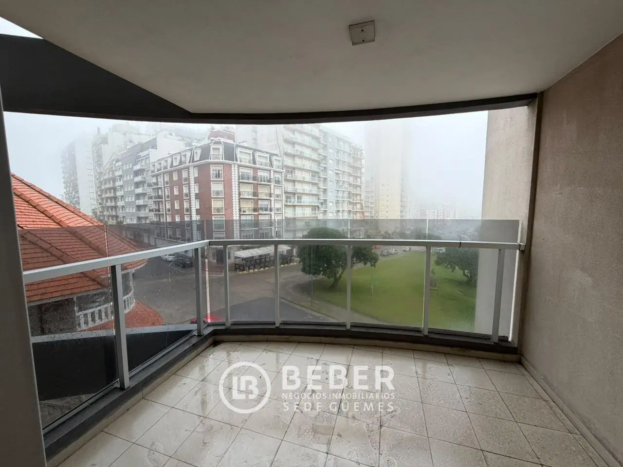 En venta tres ambientes al frente con balcon saliente, Guemes 5