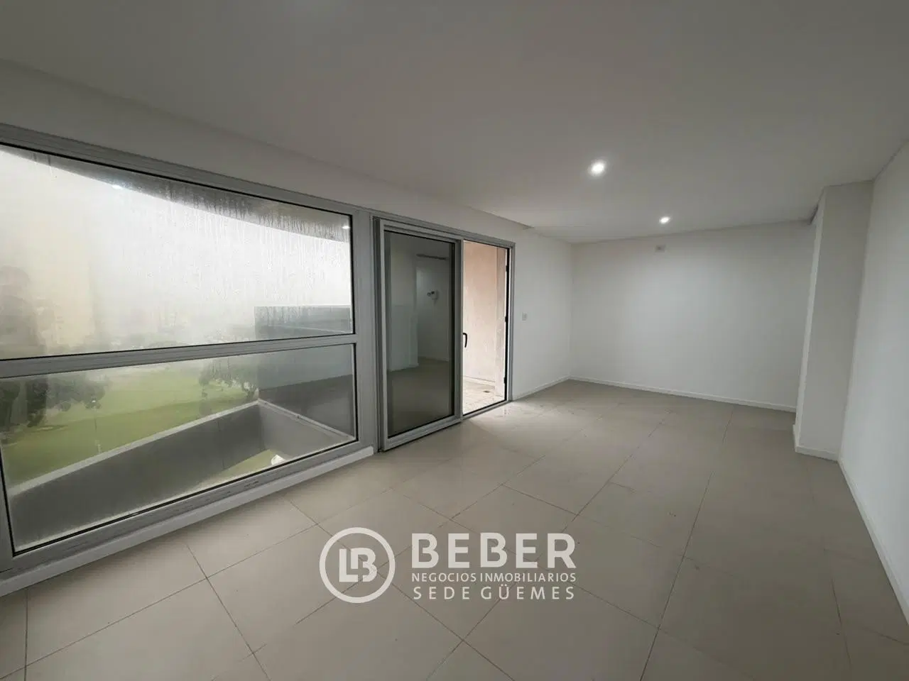 En venta tres ambientes al frente con balcon saliente, Guemes 2