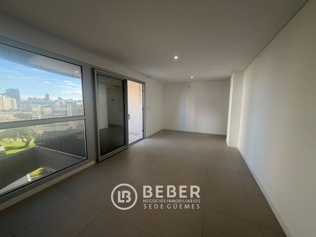 En venta tres ambientes al frente con balcon saliente, Guemes 3