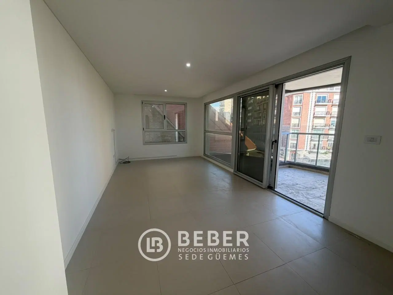 En venta tres ambientes al frente con balcon saliente, Guemes 5