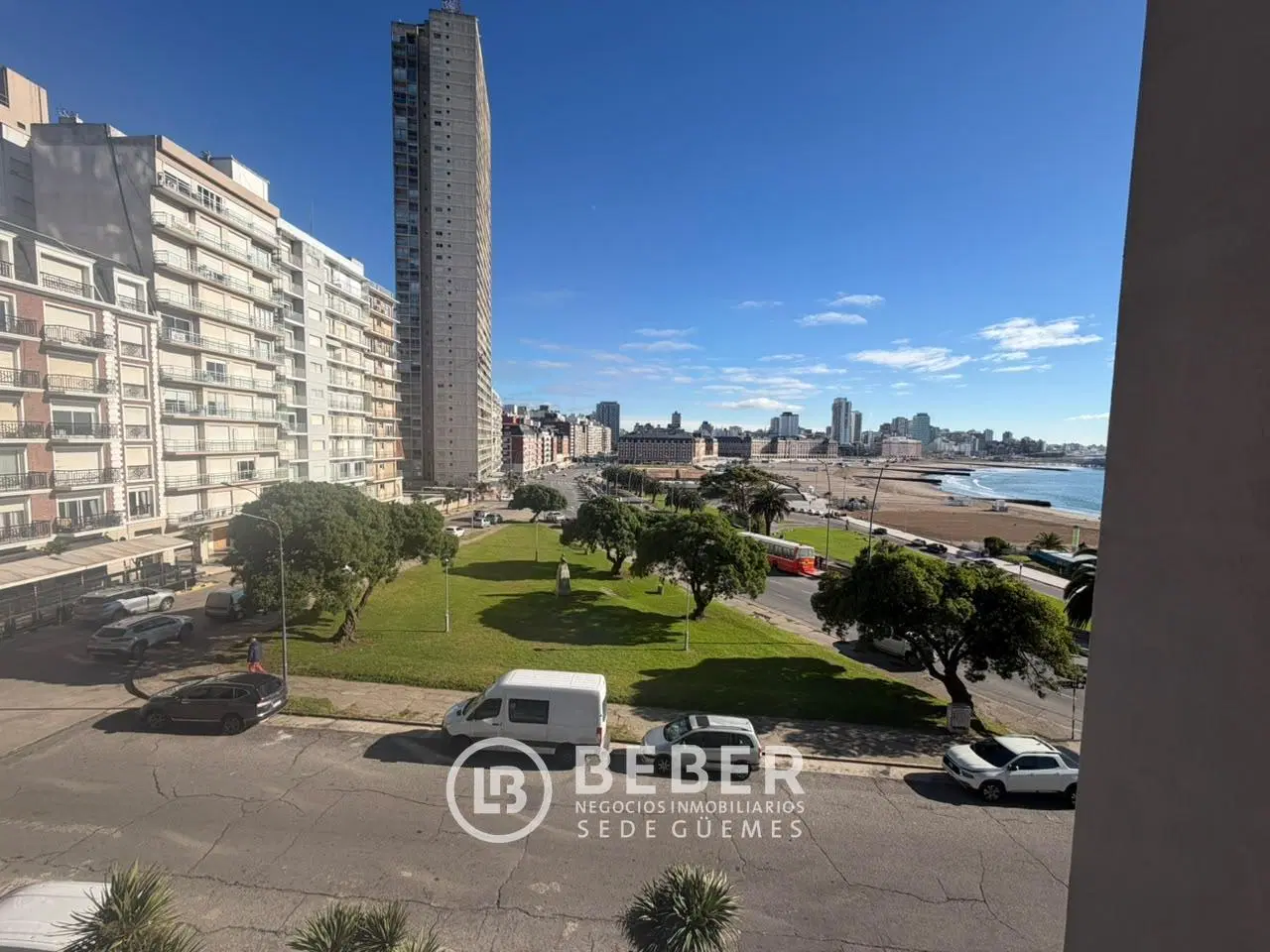 En venta tres ambientes al frente con balcon saliente, Guemes 2